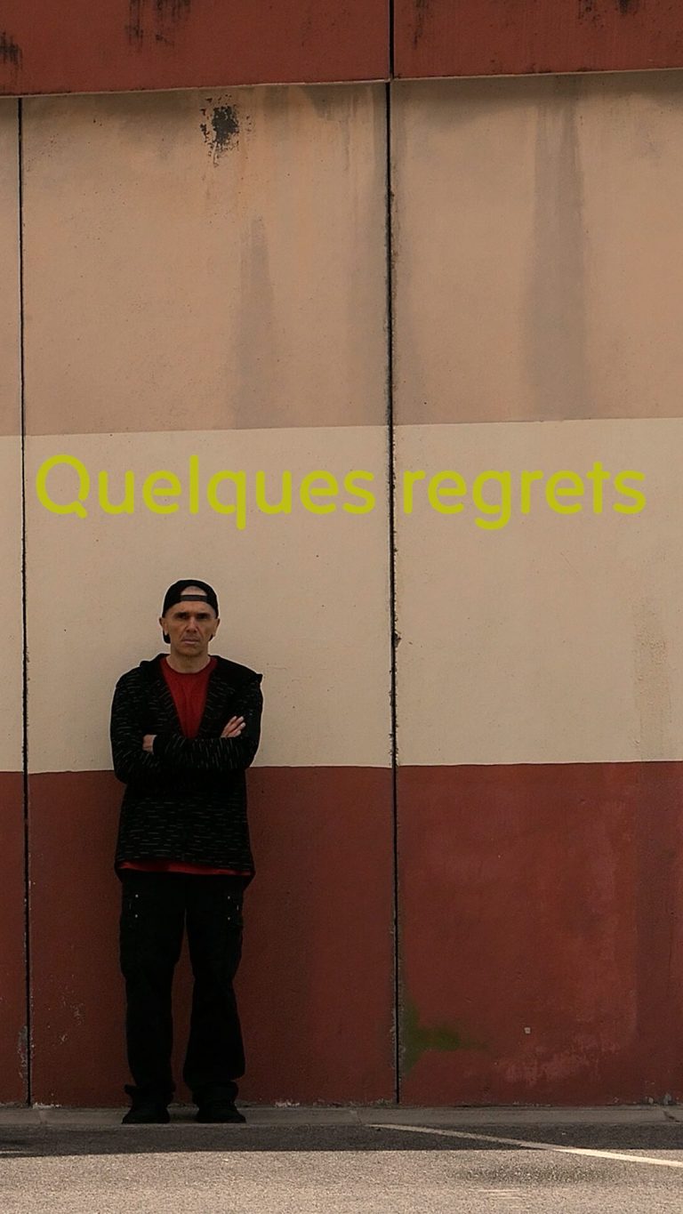 Texte en caractères stylisés : "OCTMPO" et "Quelques regrets" sur fond clair.